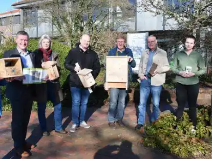 Trafen sich f&uuml;r die Nisthilfeaktion (von links): Michael Feiner, Christian Pundt, Heike Burghardt, Hendrik Knief, Georg Schinnerer, Werner Knoop, Julia Evers und Majken Hjortskov