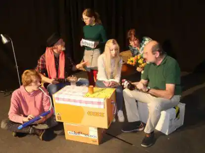 &bdquo;Wir sind die Neuen&ldquo; hei&szlig;t das neue St&uuml;ck des Theaters Fatale: In der Kom&ouml;die spielen (von links) Otis Jaudzims, Ren&eacute; Mar&eacute;chal, Lynn Wilhaus, Marie Streiben, Susanne Seedorf und Rolf Wilkens.