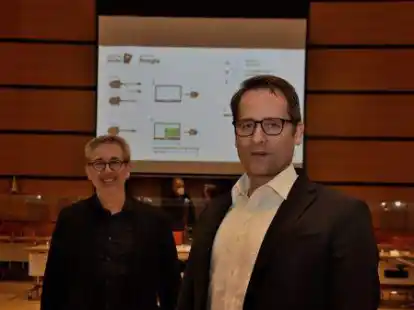 Torsten Garmatz (re) und Roland M&auml;usl stellen gemeinsam in einem offenen Dialog das Project &bdquo;Konverterstation&rdquo; vor. Konverter wandeln Wechselstrom in Gleichstrom um.