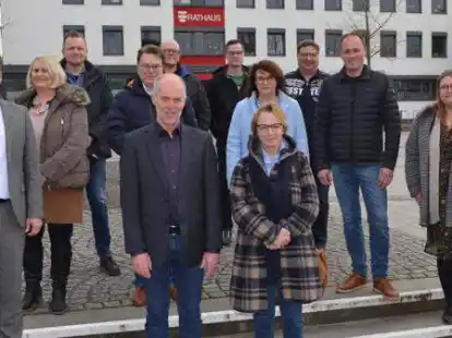 Uwe Hilmer mit Ehefrau Andrea (beide vorne) wurde verabschiedet von (von links) B&uuml;rgermeister Henning Dierks, Cornelia Sch&uuml;rmann, Axel Heyne, Carsten Meyer, Renke Klostermann, Nachfolger Michael Rieck, Marianne Wagenaar, Christian Binder, Schulleiter J&ouml;rn Gruse und Kita-Leiterin Anja Bredehorn.