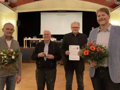 Seit 60 Jahren k&uuml;mmert Ewald Meine (2.v.l.) sich um die Technik im Vereenshuus Neuenburg: Daf&uuml;r &uuml;berreichten ihm Gemeinderatsvorsitzender Fritz Schimmelpenning (von links), Heiner Lauxtermann und Rolf Renken, Vorsitzender des Niederdeutschen Theaters Neuenburg, die Gemeindemedaille samt Urkunde und Blumen.