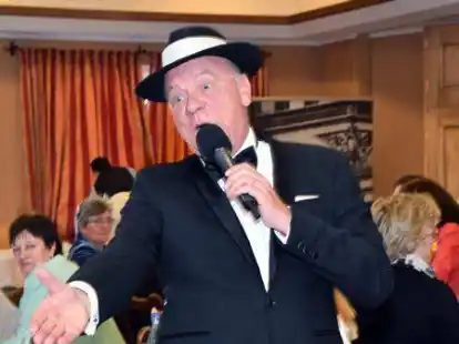 Sang auf der 70-Jahr-Feier der Wardenburger Landfrauen: das Frank-Sinatra-Double Jens S&ouml;rensen.