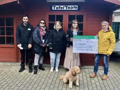 Lore Timme-Hansel, Pr&auml;sidentin des Lions-Club Wesermarsch Emmy Rogge, &uuml;bergibt einen Spendenscheck in H&ouml;he von 500 Euro an die Tafel-Mitarbeiter (von links) Qadr Tajek, Denise Smith, Michelle B&ouml;rjes und S&uuml;ntka Jan&szlig;en.