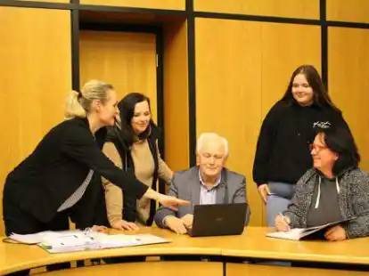 B&uuml;rgermeisterin Christina Winkelmann (von links), Tatjana Winterboer, Wolf Rosenhagen, Emmi Winterboer und Ute Volbers wollen eine L&ouml;sung erreichen, die f&uuml;r beide Schulstandorte gerecht ist.