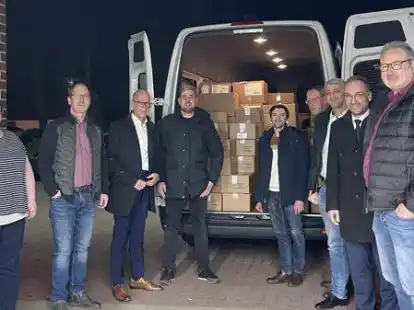 Spenden&uuml;bergabe mit (von links) Yana Mankivska (Auszubildende im Lager 