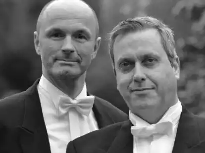 Ivo Berkenbusch (links) und Paul Brady singen beim Benefizkonzert f&uuml;r die Ukraine in Varel.