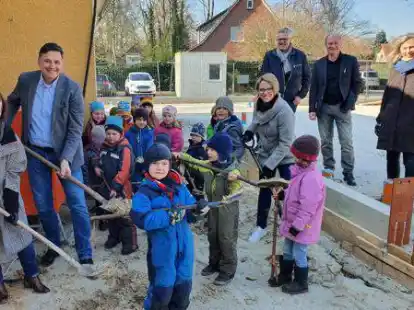 Beim symbolischen Spatenstich gab&rsquo;s tatkr&auml;ftige Unterst&uuml;tzung von den Kita-Kindern f&uuml;r Nicole Westermeyer und J&ouml;rg Skatulla (von links) sowie Anna Blankemeyer. Die Architekten Achim Wiechmann  und Hermann Dunkler-Gronwald sowie Janneke H&uuml;nger und Ruth Krumkamp  (hinten, von links) schauten zu.
