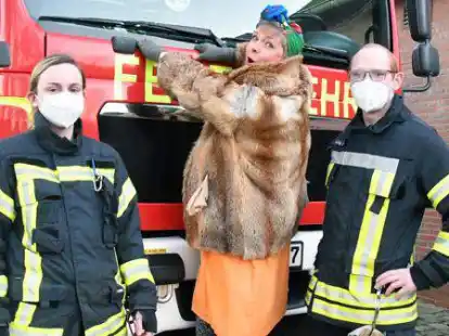Elise Plietsch alias Dette Zingler (Mitte) unterst&uuml;tzt die Feuerwehr: Janine Gr&uuml;nhage und Arne Metzing.