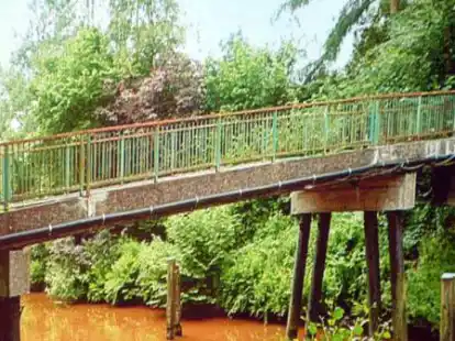 Die Kroglitzbr&uuml;cke ist gesperrt. Das Gel&auml;nder ist nach heutigen Ma&szlig;st&auml;ben zu niedrig und die Konstruktion f&uuml;r Autos nicht mehr tragf&auml;hig.