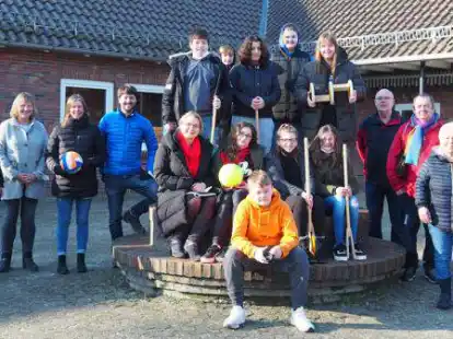 B&auml;lle, Stelzen und Pedalos: Die Sch&uuml;lerinnen und Sch&uuml;ler der Letheschule freuen sich &uuml;ber neue Spielsachen. Daf&uuml;r bedankt sich auch Schulleiter Reinhard Schwarte (von rechts) bei Ulrike Noel und Horst H&auml;user vom Verein Kinderlachen.