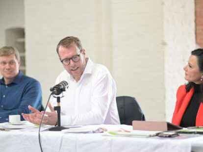 Die CDU-Politiker Gitta Connemann und Ulf Thiele luden Stefan Muhle (Mitte) zur Diskussion nach Leer ein.