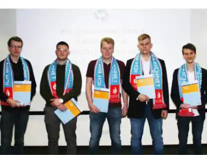Handwerkskammerpr&auml;sident Eckhard Stein (links) und Kreishandwerksmeister Andreas Theilen (rechts) &uuml;berreichten den Diplomtr&auml;gern Lukas Brand, Nils Brumund, Felix Gier, Jan Meyer, Stephan Meyer und Andre Scheper Urkunden und Pr&auml;sente.