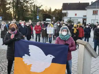 Rund 120 Teilnehmer bekundeten am fr&uuml;hen Montagabend bei der Friedenskundgebung ihre Solidarit&auml;t mit der Ukraine.