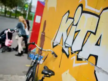 Aufruf zum Streik:  Weil die Bedingungen in den Kitas und der Sozialarbeit ein gesamtgesellschaftliches Thema sind, findet auch eine Versammlung auf dem Schlossplatz statt.