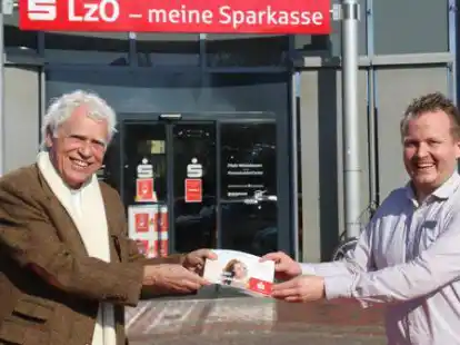 Wolfgang D&auml;ubler nahm den Reisegutschein von Filialleiter Nicolas Tabke entgegen.