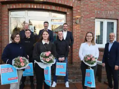 Ausgezeichnete Azubis (vordere Reihe, von links): Carlotta Pasqua, Lukas Friedrichs, Pia B&uuml;mmerstede, Marc St&auml;uber und Stine Meyerj&uuml;rgens. Es gratulierten (hinten, von links) Erwin Niehus, Kreishandwerksmeister Andreas Speckmann, Henning Meyerj&uuml;rgens und J&ouml;rg Ripken (rechts).