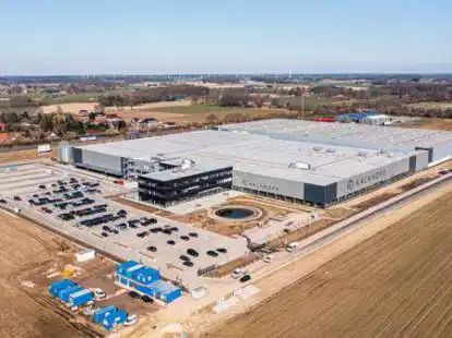 Im Vordergrund das neue Kalkhoff-Werk an der Europaallee im interkommunalen Gewerbegebiet Ecopark: Dahinter befindet sich das bereits vor einigen Jahren errichtete Lager.