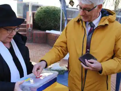 Auch Brakes B&uuml;rgermeister Michael Kurz unterst&uuml;tzte die Aktion in der Fu&szlig;g&auml;ngerzone mit seiner Spende.