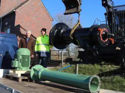 Am Sch&ouml;pfwerk in Ubbehausen, ganz im Norden der Gemeinde Saterland, wurde eine neue Pumpe angebracht. Dar&uuml;ber freuen sich Wasseracht-Gesch&auml;ftsf&uuml;hrer Martin Windhaus (links) und Verbandsvorsitzender Norbert Schulte.