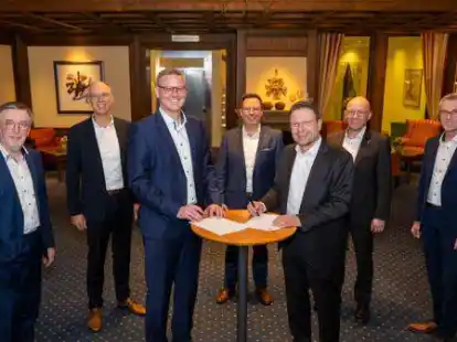 Wollen fusionieren: Die Aufsichtsratsvorsitzenden Cord Schiplage (VR Bank Dinklage-Steinfeld eG, vorne l.) und Heinz Meistermann (Volksbank Lohne-M&uuml;hlen eG, vorne r.) sowie die Vorst&auml;nde beider Genossenschaftsbanken (v. l.) Siegbert Tegenkamp (Volksbank Lohne-M&uuml;hlen eG), Ralph Schr&ouml;der (VR Bank Dinklage-Steinfeld eG), Thomas Niemann (VR Bank Dinklage-Steinfeld eG), Gerd Remmers (Volksbank Lohne-M&uuml;hlen eG) und Benno Fangmann (VR Bank Dinklage-Steinfeld eG) trafen sich am 7. M&auml;rz in Barnstorf zur Unterzeichnung einer Absichtserkl&auml;rung zur Fusion.