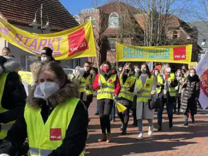 Etwa 150 Erzieherinnen und einige wenige m&auml;nnliche Kollegen zogen vom B&uuml;rgerhaus durch die Stadt Schortens zum Rathaus.