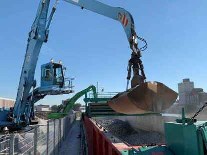 Im Leeraner Hafen werden pro Jahr mehrere 100.000 Tonnen umgeschlagen. Bild: Stadtwerke Leer
