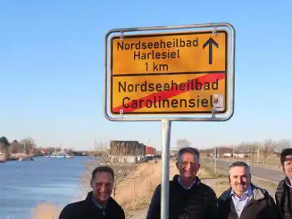 Landrat Holger Heymann, B&uuml;rgermeister Rolf Clau&szlig;en, Ortsvorsteher Simon L&uuml;bben und Kurdirektor Kai Koch  (v. l.) sind stolz, dass Carolinensiel-Harlesiel nach Jahren gro&szlig;er Anstrengung endlich das Pr&auml;dikat &bdquo;Nordseeheilbad&ldquo; erhalten hat.