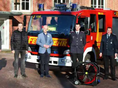 &Uuml;bergabe eines Akku betriebenen &Uuml;berdruckbel&uuml;fters von der Karl-Jaspers-Klinik an die Feuerwehr Ofen (von links): Elektromeister Thomas L&uuml;er&szlig;en, Technischer Leiter J&ouml;rg Roth, Gesch&auml;ftsf&uuml;hrer Michael Poerschke, der Ofener Ortsbrandmeister Andreas A&szlig;mann, stv. Gemeindebrandmeister Martin Schreiber und B&uuml;rgermeister Henning Dierks.