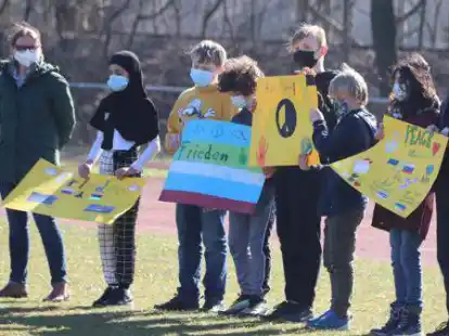 Die Sch&uuml;lerinnen und Sch&uuml;ler der IGS Bar&szlig;el setzten am Mittwoch ein Zeichen f&uuml;r den Frieden mit einer Aktion auf dem Sportplatz.