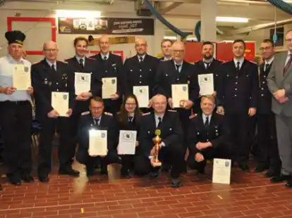 Bei der Jahreshauptversammlung der Freiwilligen Feuerwehr Schwei standen Bef&ouml;rderungen der vergangenen drei Jahre auf der Tagesordnung.