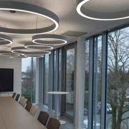 Futuristische Beleuchtung im neuen Konferenzraum.