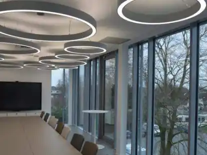 Futuristische Beleuchtung im neuen Konferenzraum.