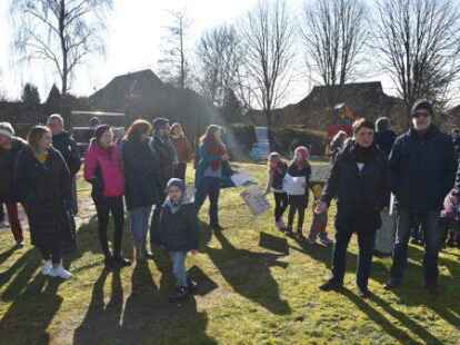 Spielplatz-Demo an der Konrad-Adenauer-Stra&szlig;e: Viele Anlieger und Kinder wollen den Erhalt.