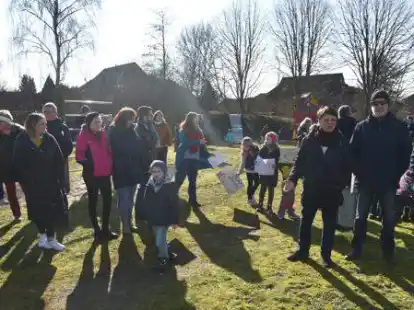 Spielplatz-Demo an der Konrad-Adenauer-Stra&szlig;e: Viele Anlieger und Kinder wollen den Erhalt.