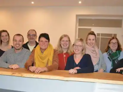 Wollen spielen (v.l.): Martina Wichmann, Katharina Wienken, Matthias L&uuml;bke, Martin Kathmann, Doris Gr&uuml;&szlig;, Antonia Bischoff, Anne L&uuml;deke, Kerstin Klostermann, Regisseurin Beate Kathmann und Benno L&uuml;bke.