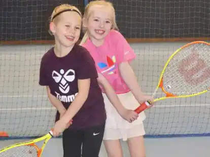 Ella Behrens (links) und Mila Lachnitt hatten gro&szlig;en Spa&szlig; beim Schnuppertraining in der TKN-Halle.