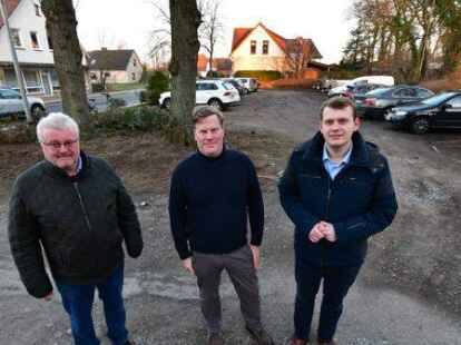 Setzen sich f&uuml;r die Ortsentwicklung von &bdquo;Bookholzberg unten&ldquo; ein: Gerd Hanken, Heinke W&uuml;bbenhorst und Philipp Albrecht fordern die Umgestaltung des Platzes vor der &bdquo;Alten Molkerei&ldquo;. Foto: