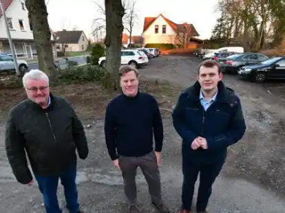 Setzen sich f&uuml;r die Ortsentwicklung von &bdquo;Bookholzberg unten&ldquo; ein: Gerd Hanken, Heinke W&uuml;bbenhorst und Philipp Albrecht fordern die Umgestaltung des Platzes vor der &bdquo;Alten Molkerei&ldquo;. Foto: