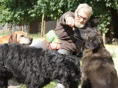 Rainer Broschk in typischer Pose &ndash; beim Verteilen von Leckerlis: Der Ganderkeseer k&uuml;mmerte sich  mehr als zwei Jahrzehnte lang unerm&uuml;dlich um Hunde, die niemand mehr haben wollte. Jetzt ist er gestorben.