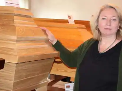 Susanne Smid in den Ausstellungsr&auml;umen. Hier k&ouml;nnen Sargmodelle und Urnen ausgew&auml;hlt werden.