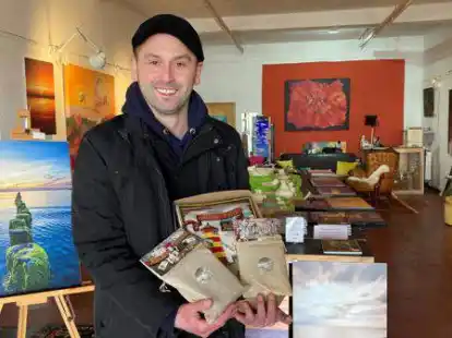 Es ist nicht viel, was der Norder K&uuml;nstler Peter Palkowski von Norden aus f&uuml;r die Kinder in der Ukraine tun kann, aber zumindest die Gefl&uuml;chteten will er mit Malb&uuml;chern und Memory etwas tr&ouml;sten und die Ankunft in Ostfriesland erleichtern.