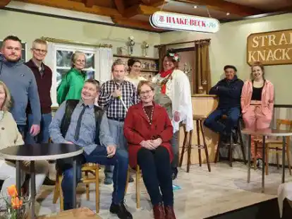 Die Speelkoppel des W&ouml;schenlanner Heimatvereens feiert Premiere mit der turbulenten Kom&ouml;die &bdquo;Kaviar dr&ouml;ppt Currywurst&ldquo;.