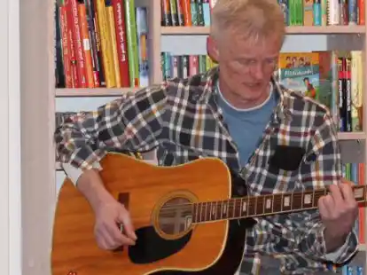 Andreas Bahlmann ist nicht nur Musiker: Der Oldenburger K&uuml;nstler schreibt auch B&uuml;cher. Aus einem liest er am kommenden Dienstag im Heinrich-Kunst-Haus in Ofenerfeld.