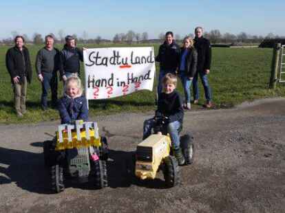 Landwirte Jever gegen Beitritt zum Biosph&auml;renreservat: Von links Carl Noosten, Jan Janssen, Bernd Melchers, Holger und Gesa Helmerichs und Hilmar Beenken. Sowie Ella und Hanno Helmerichs.
