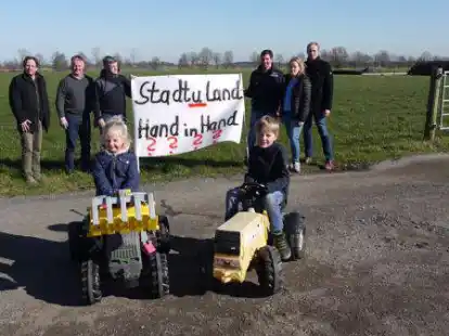 Landwirte Jever gegen Beitritt zum Biosph&auml;renreservat: Von links Carl Noosten, Jan Janssen, Bernd Melchers, Holger und Gesa Helmerichs und Hilmar Beenken. Sowie Ella und Hanno Helmerichs.