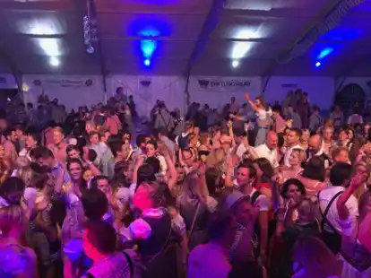 Volles Zelt, gute Stimmung: Im Sommer kann auf der Rasteder Wiesn wieder gefeiert werden.