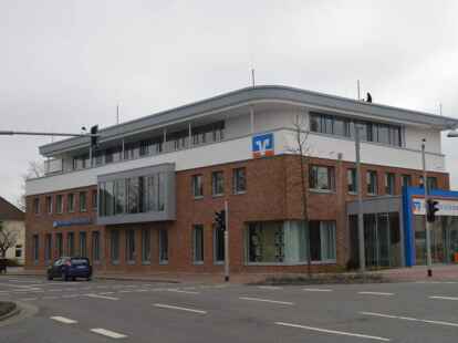 Modern und doch auf die Umgebung abgestimmt: Die neue Volksbank-Filiale am Ring 20.