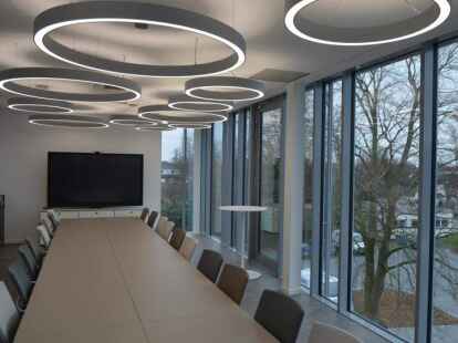 Futuristische Beleuchtung im neuen Konferenzraum.