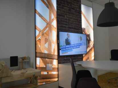 Werkbank, Dachger&uuml;st, OSB-Boden: In diesem Beratungszimmer d&uuml;rften sich Hand- und Heimwerker wohlf&uuml;hlen.