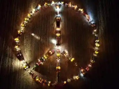 Solidarit&auml;t mit der Ukraine: Ein gro&szlig;es Peace-Zeichen haben mehr als 50 Trecker auf einem Feld an der Waldstra&szlig;e in Str&uuml;cklingen gebildet.